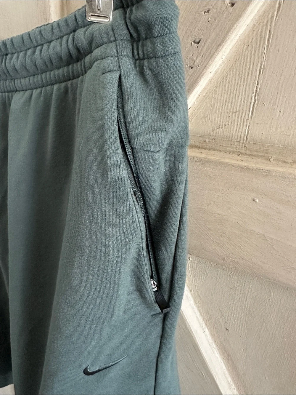 Nike Dri-FIT Men’s Athletic Training Shorts Green Drawstring Zip Pockets Size L